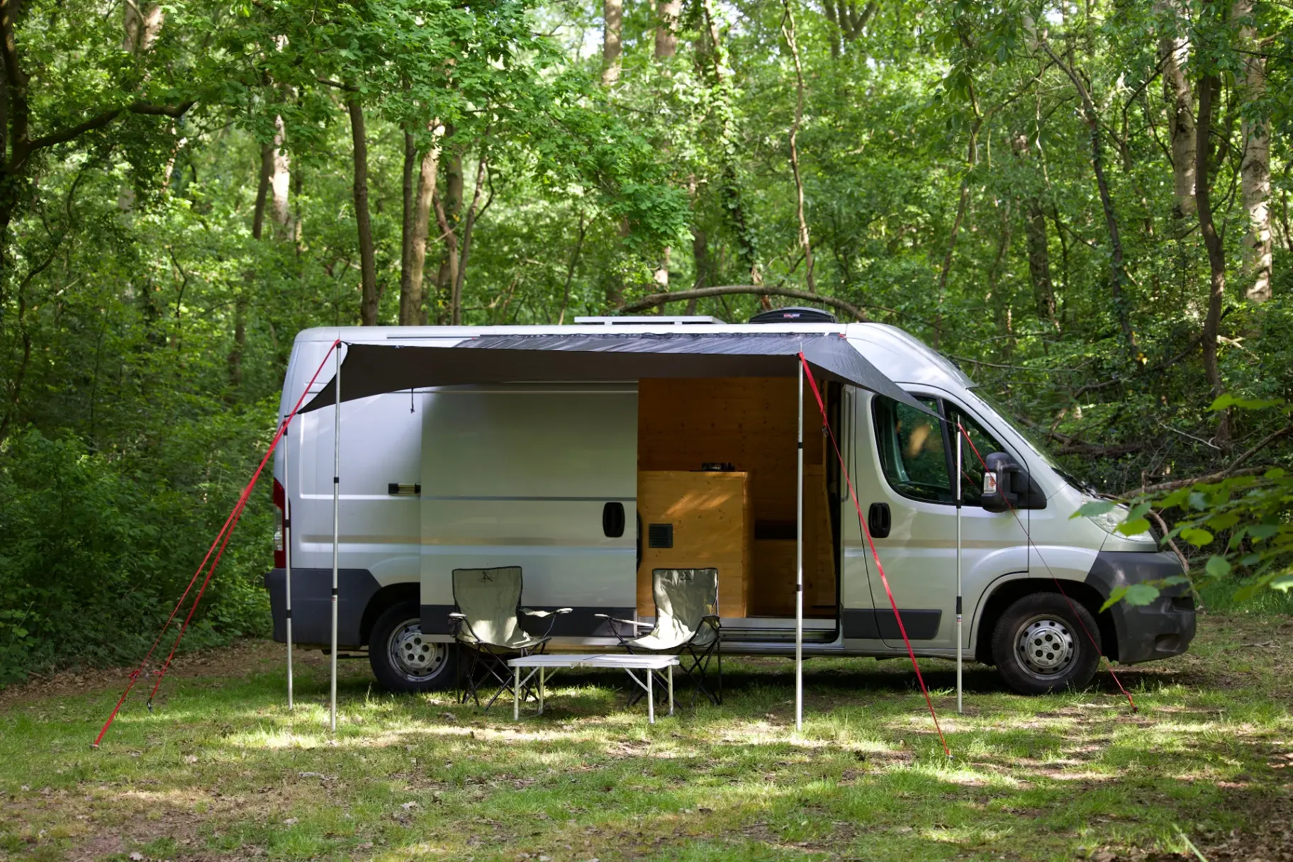 Citroën Jumper camper met luifel in het bos